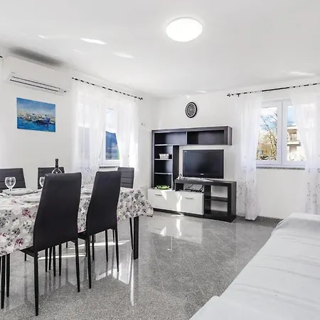 Holiday home Stunning In With 3 Bedrooms And Wifi Jurdani