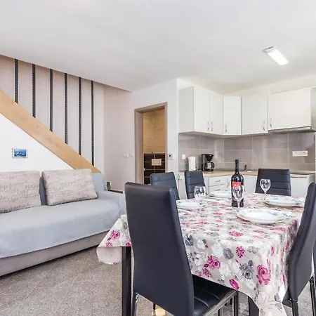 Stunning In With 3 Bedrooms And Wifi *