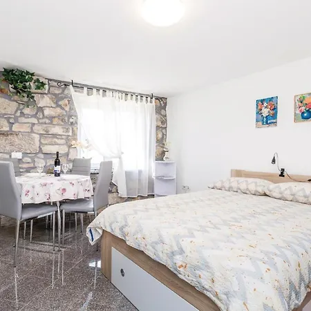 Holiday home Stunning In With 3 Bedrooms And Wifi Jurdani