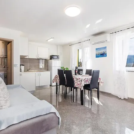 Stunning In With 3 Bedrooms And Wifi *