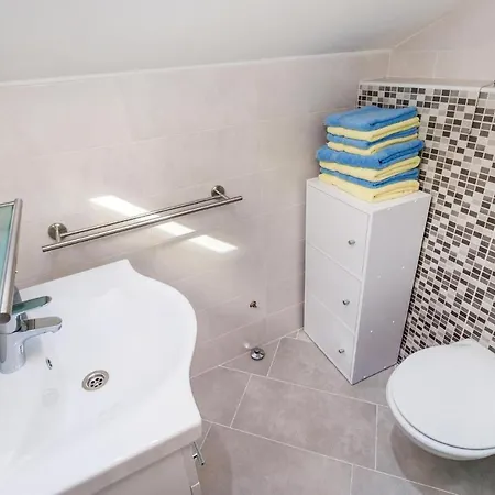 Stunning In With 3 Bedrooms And Wifi Holiday home Jurdani