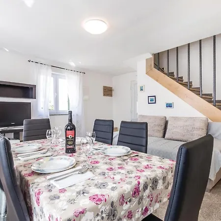 Stunning In With 3 Bedrooms And Wifi Holiday home Jurdani